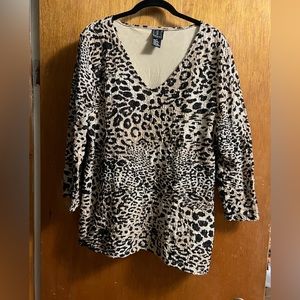 INC International Concepts Women Animal Print V Neck Top. Fits 1XL-2XL Stretchy